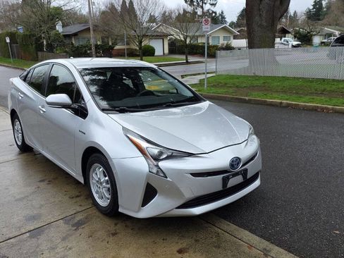 Used 2018 Toyota Prius Two 4dr Hatchback image 3