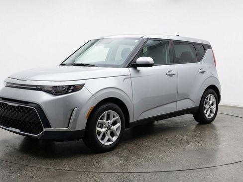 Used 2025 Kia Soul LX w/ LX Technology Package image 3