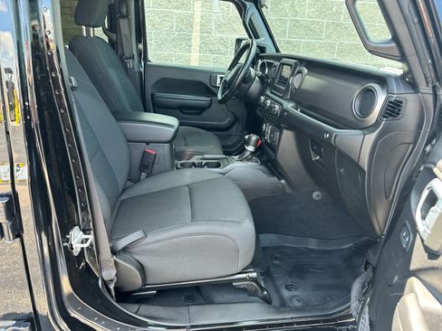 Used 2021 Jeep Gladiator Sport image 12