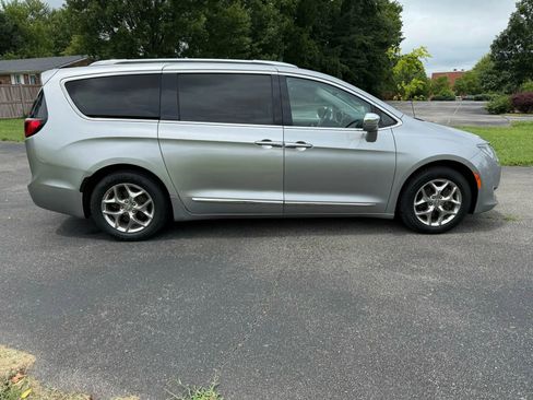 Used 2017 Chrysler Pacifica Limited image 5