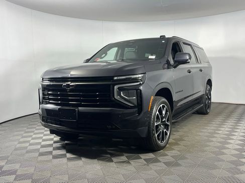 Used 2025 Chevrolet Suburban RST image 3