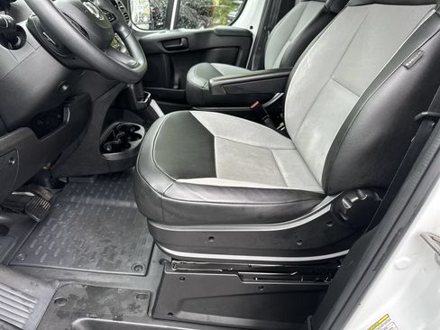 Used 2025 RAM ProMaster 2500 w/ Convenience Group FWD image 12