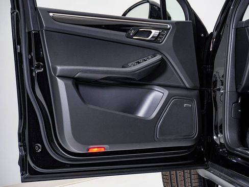 New 2026 Porsche Macan image 25