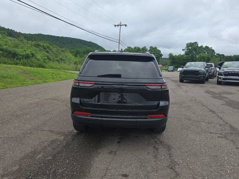 Used 2023 Jeep Grand Cherokee Altitude AWD/4WD image 12