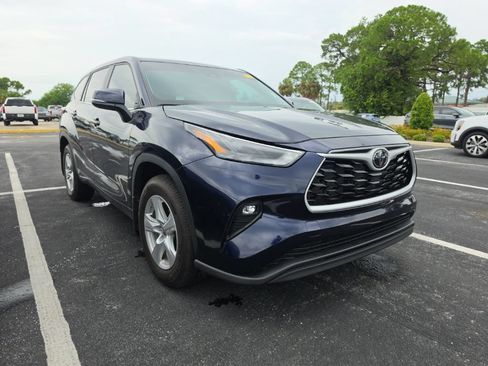 Used 2024 Toyota Highlander LE FWD image 2
