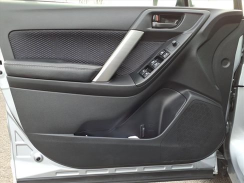 Used 2017 Subaru Forester 2.5i Premium image 11