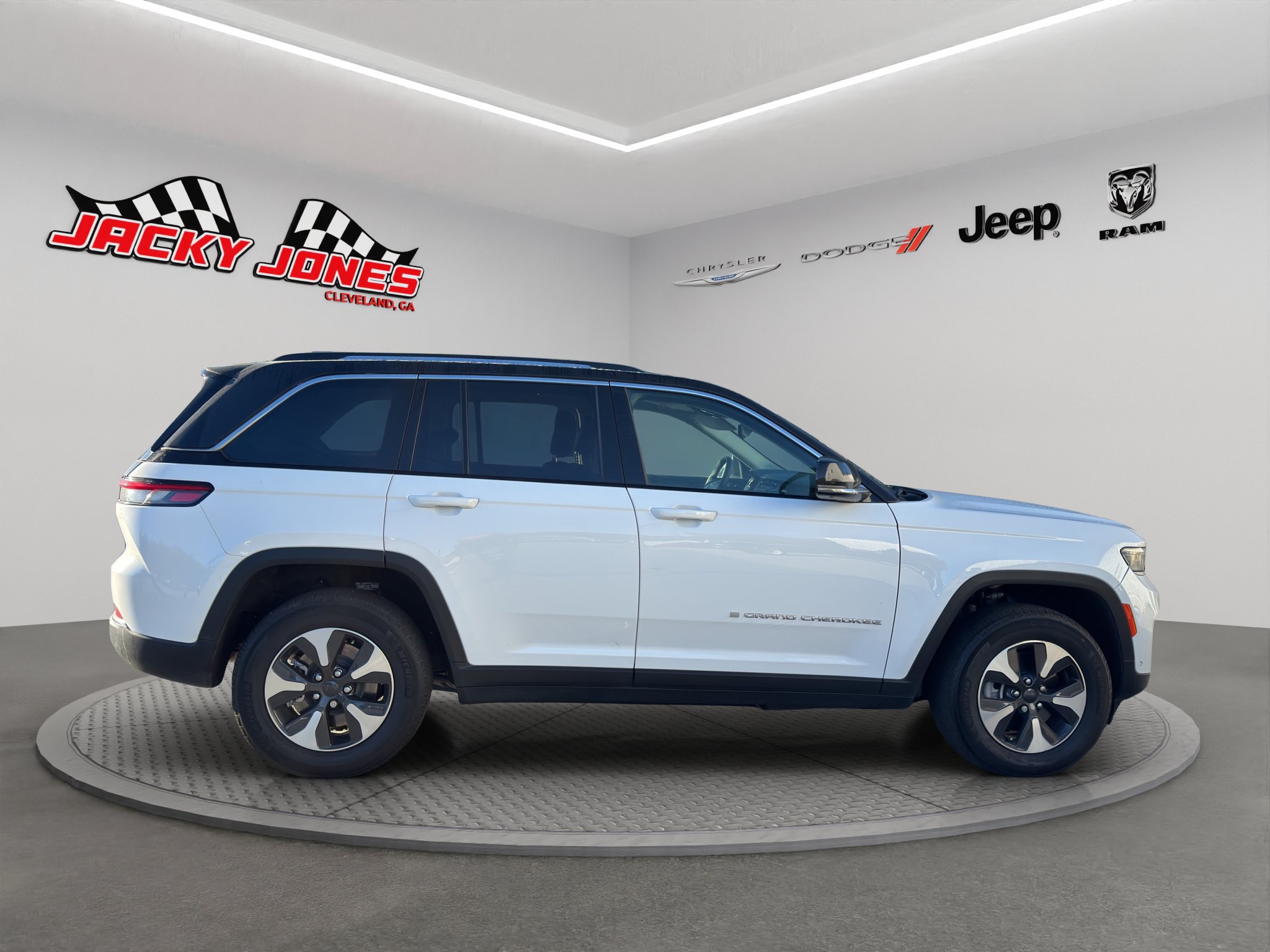 Used 2023 Jeep Grand Cherokee 4WD 4xe w/ Luxury Tech Group II image 10