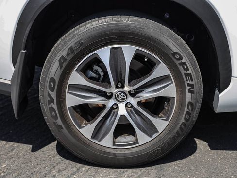 Used 2023 Toyota Highlander XLE FWD image 5
