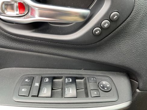 Used 2019 Jeep Cherokee Limited image 24