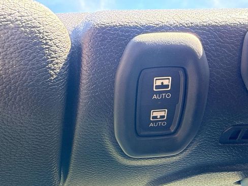 Used 2019 Jeep Wrangler Unlimited Sahara w/ Uconnect 4C Nav & Sound Group image 29