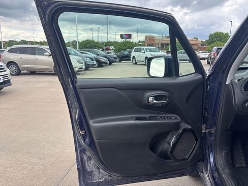 Used 2018 Jeep Renegade Altitude AWD/4WD image 9