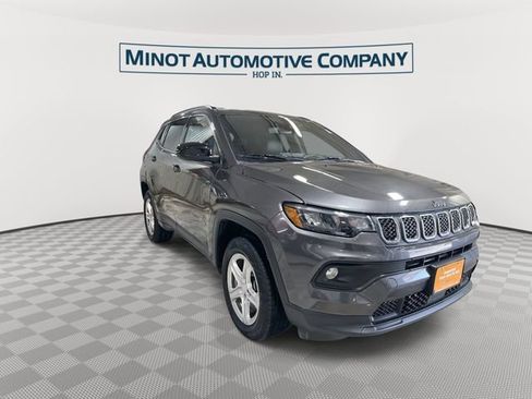 Used 2024 Jeep Compass Latitude AWD/4WD image 2