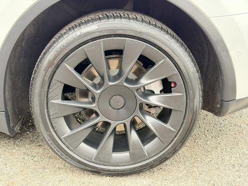 Used 2022 Tesla Model Y Long Range image 81