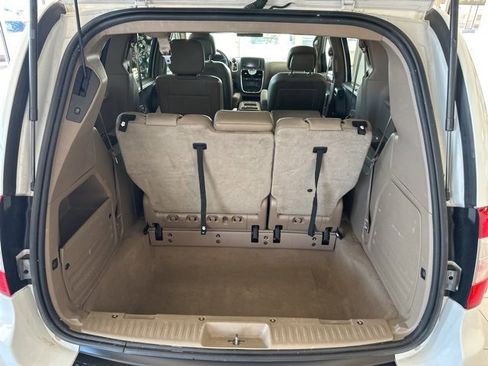 Used 2016 Chrysler Town & Country Touring image 17