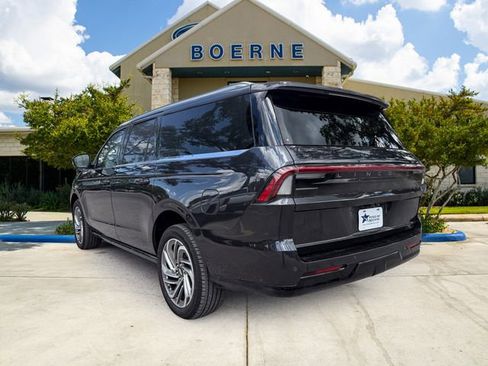 Used 2025 Lincoln Navigator L Reserve AWD/4WD image 3