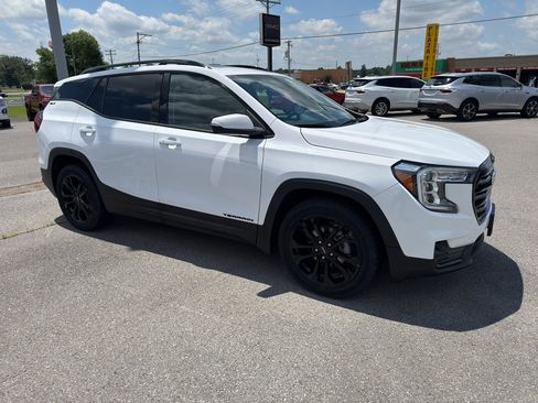 Used 2022 GMC Terrain SLT w/ Elevation Edition FWD image 2