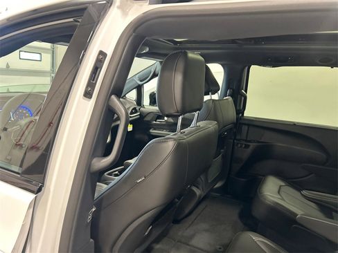 New 2026 Chrysler Pacifica Select image 29