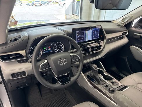 Used 2021 Toyota Highlander Limited AWD/4WD image 18
