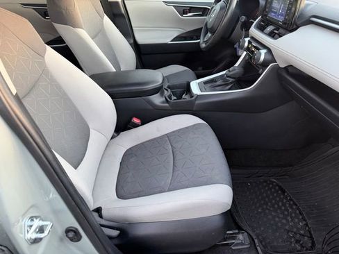 Used 2021 Toyota RAV4 XLE w/ Convenience Package FWD image 9