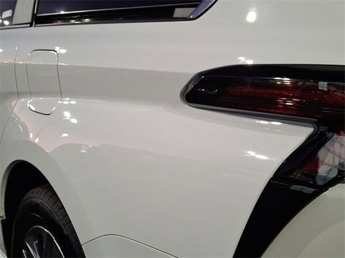 Certified 2024 Toyota Sienna LE image 9