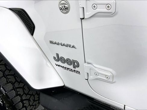 Used 2019 Jeep Wrangler Unlimited Sahara AWD/4WD image 23