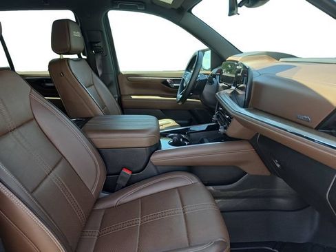 Used 2025 Chevrolet Tahoe High Country AWD/4WD image 17