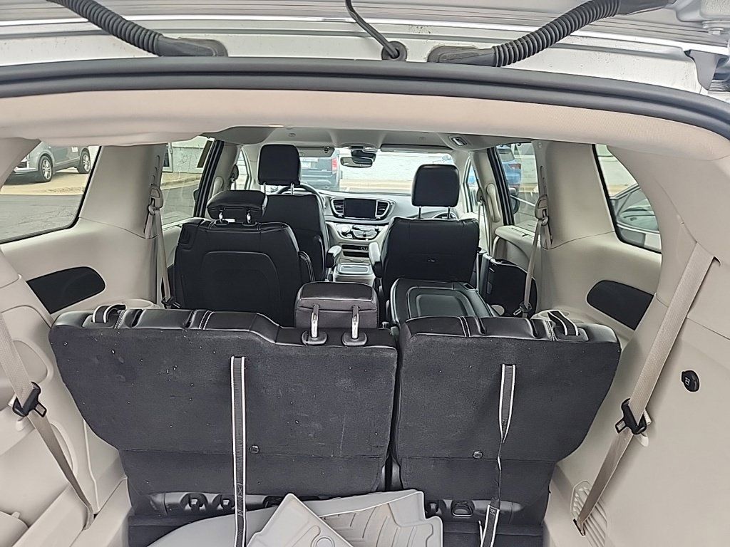 Used 2023 Chrysler Pacifica Touring-L FWD image 12
