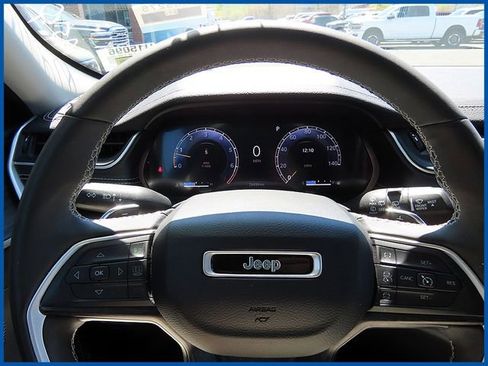 Used 2023 Jeep Grand Cherokee Limited w/ Black Appearance Package AWD/4WD image 14