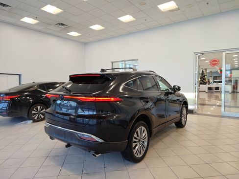 Used 2024 Toyota Venza XLE image 3