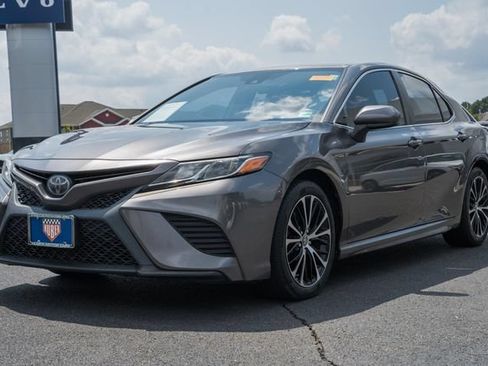 Used 2019 Toyota Camry SE FWD image 3