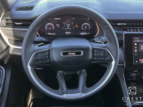 Used 2023 Jeep Grand Cherokee Altitude image 14