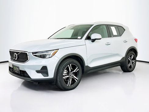 Used 2025 Volvo XC40 B5 Core image 3