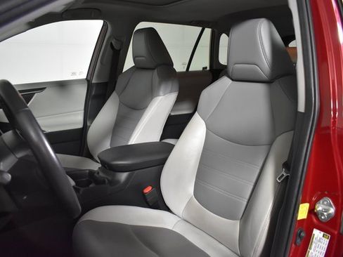 Used 2019 Toyota RAV4 XLE Premium image 7