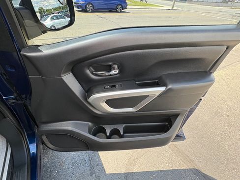 Used 2018 Nissan Titan SV w/ SV Convenience Package RWD image 17