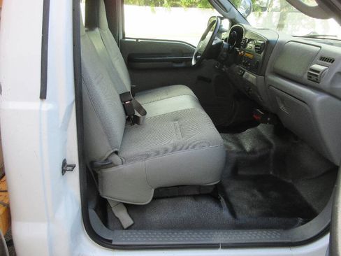 Used 2007 Ford F550 2WD Regular Cab Super Duty image 29