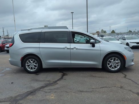 Used 2023 Chrysler Voyager LX image 4