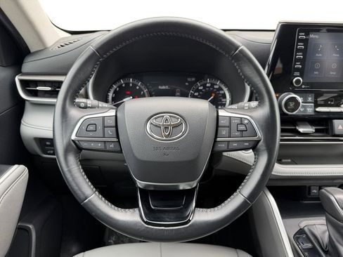 Used 2021 Toyota Highlander XLE AWD/4WD image 25
