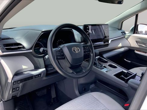 Used 2023 Toyota Sienna LE FWD image 17