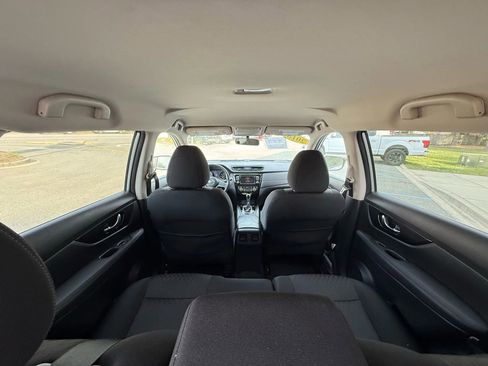 Used 2018 Nissan Rogue SV AWD/4WD image 16
