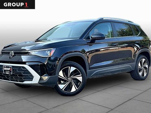 Used 2025 Volkswagen Taos SE AWD/4WD image 1