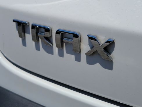 Used 2025 Chevrolet Trax LT FWD image 8