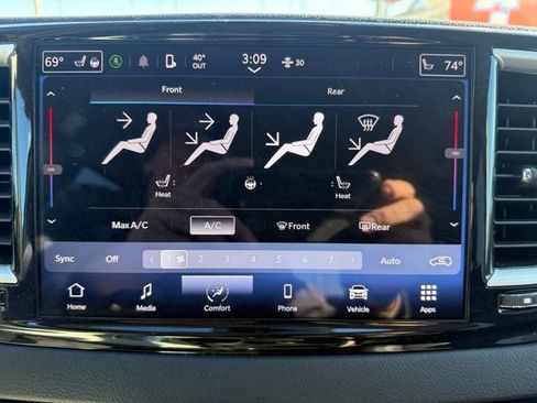 Certified 2024 Chrysler Pacifica Touring-L image 23