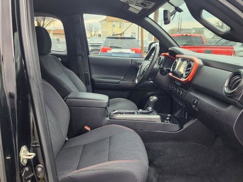 Used 2016 Toyota Tacoma TRD Off-Road w/ Premium & Technology Package image 15