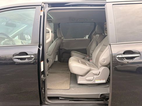 Used 2016 Toyota Sienna XLE image 21