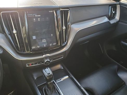Used 2019 Volvo XC60 T5 Momentum w/ Multimedia Package image 24