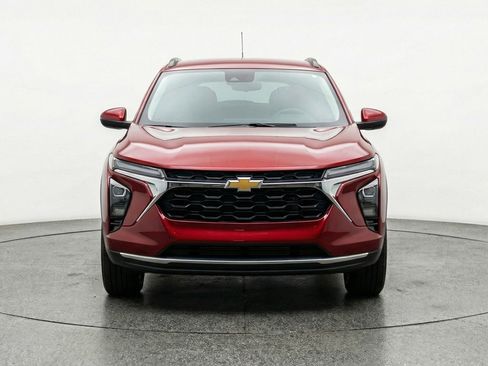Used 2025 Chevrolet Trax LT image 1