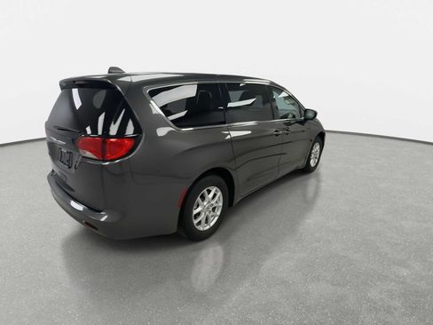 Used 2021 Chrysler Voyager LX FWD image 8