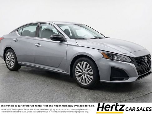 Used 2025 Nissan Altima 2.5 SV image 1