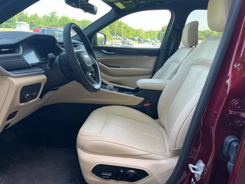 Used 2025 Jeep Grand Cherokee Limited AWD/4WD image 12