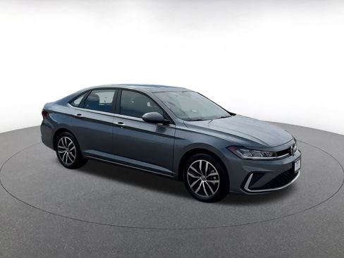 Used 2025 Volkswagen Jetta SE image 2